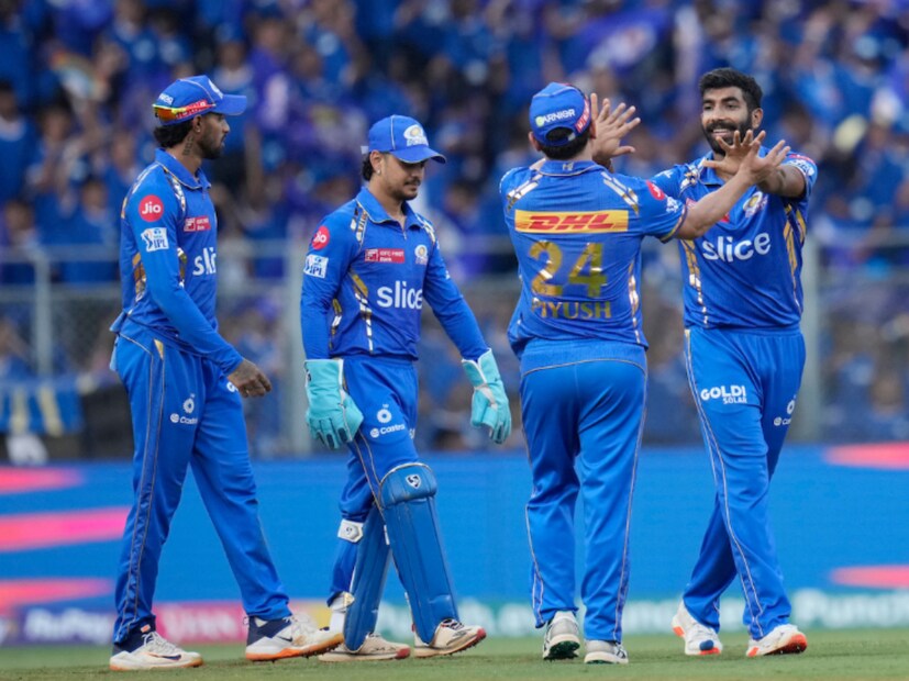 অপরদিকে, শেষ ৩টি ম্যাচ হারের ফরে এবারের আইপিএল থেকে বিদায় কার্যত পাকা হয়ে গিয়েছে মুম্বই ইন্ডিয়ান্সের। অঙ্কের নিচারে যেটুকু সুযোগ রয়েছে তাতে শেষ ৪টি ম্যাচ জিততে হবে ও সঙ্গে অন্যের দিকে তাকিয়ে থাকতে হবে হার্দিক পান্ডিয়ার দলকে। তবে জটিল অঙ্ক নিয়ে না ভেবে জয়ে ফিরতে মরিয়া মুম্বই।