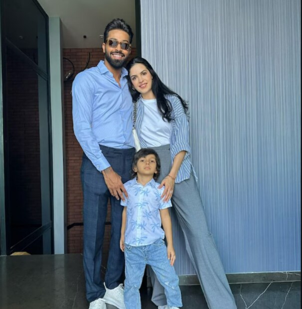 নাতাশা এবং হার্দিক পান্ডিয়া একটি ব্যক্তিগত অনুষ্ঠানে বিয়ে করেছিলেন। জল্পনা শোনা যায় বিয়ের আগেই গর্ভবতী হয়েছিলেন নতাশা। এই দম্পতি ২০২০ সালের ৩০শে জুলাই তাদের ছেলে অগস্ত্য পান্ডিয়াকে স্বাগত জানিয়েছিলেন। গত বছর এই জুটি আবার জাঁকজমকের সঙ্গে বিয়ে করেন। (ছবি সৌজন্যে-instagram@natasastankovic__)