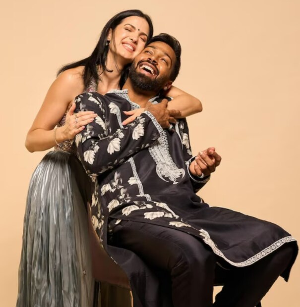 আলি গনির সঙ্গে বিচ্ছেদের পর টিম ইন্ডিয়ার তারকা ক্রিকেটার হার্দিক পান্ডিয়ার সঙ্গে দেখা হয় নতাশার। অভিনেত্রী হার্দিকের সঙ্গে একটি নাইটক্লাবে দেখা করেছিলেন এবং শীঘ্রই দুজনের সাক্ষাৎ প্রেমে পরিণত হয়েছিল। (ছবি সৌজন্যে-instagram@natasastankovic__)