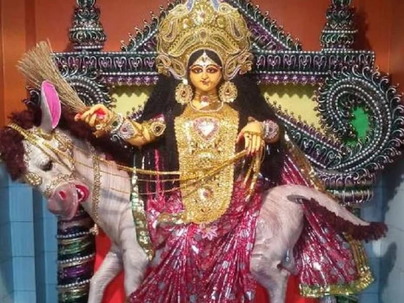 বাংলার লৌকিক দেবদেবীদের মধ্যে মা শীতলা অন্যতম৷ প্রতি বছর বসন্ত ঋতুতে পূজিতা হন এই দেবী৷ প্রচলিত বিশ্বাস, এই লৌকিক দেবীর পুজো করলে বসন্ত-সহ ঋতু পরিবর্তনের অন্য রোগবালাইয়ের মহামারি থেকে রক্ষা পাওয়া যায়৷
