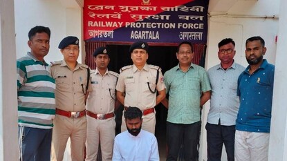 আরপিএফ-এর তল্লাশি অভিযানের সময় এই নিষিদ্ধ সামগ্রী উদ্ধার করা হয় আরপিএফ-এর তল্লাশি অভিযানের সময় এই নিষিদ্ধ সামগ্রী উদ্ধার করা হয়