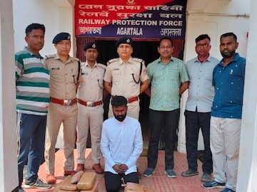 আরপিএফ-এর  তল্লাশি অভিযানের সময় এই নিষিদ্ধ সামগ্রী উদ্ধার করা হয়