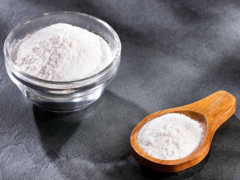 আধ লিটার ভিনিগার হাল্কা করে গরম করে নিন, তারপর তা ধীরে ধীরে ঢেলে দিন কোমোডের চারপাশে, প্রয়োজন হলে ব্রাশ দিয়ে ঘষে নিন৷   