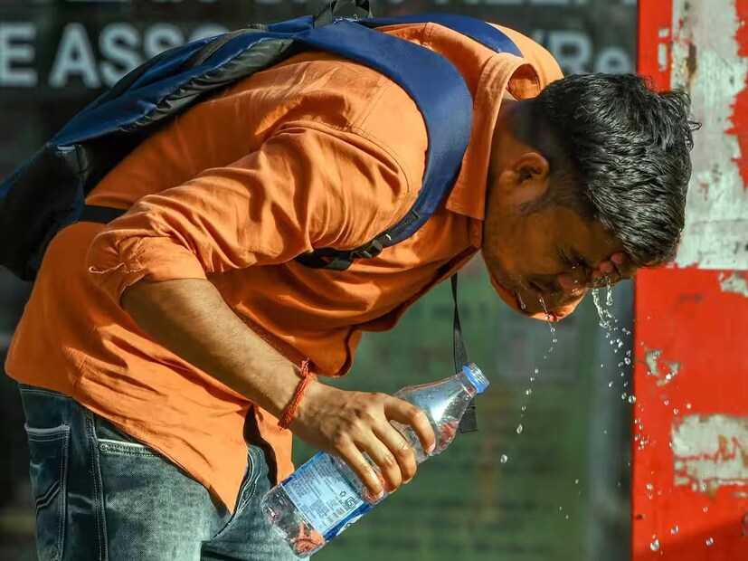 একে সুগারের রোগীদের ঘন ঘন প্রস্রাব হওয়ার সমস্যা থাকে, অন্যদিকে, সুগারের রোগীদের সাধারণ সুস্থ মানুষের তুলনায় গরমও বেশি লাগে৷ এঁদের শরীর ঠান্ডা হতে বেশি সময় নেয়৷ 