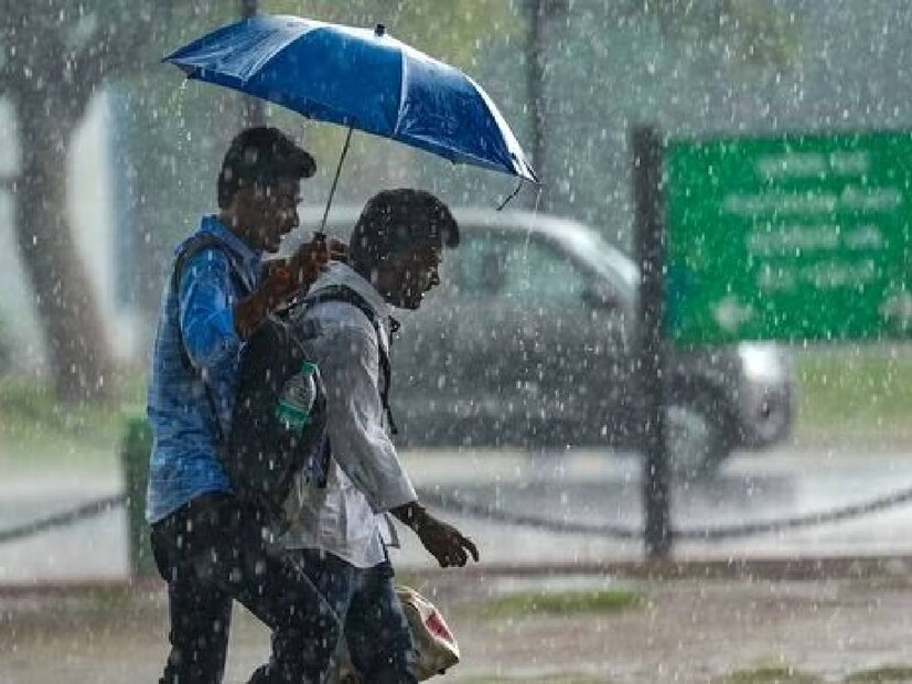 আজ, অর্থাৎ সোমবার এবং আগামিকাল, মঙ্গলবার দক্ষিণবঙ্গে আংশিক মেঘলা আকাশ থাকবে। কিছুটা কমবে তাপমাত্রা। তাপপ্রবাহের পরিস্থিতি ছয় জেলায়। পানাগড়ে ৪৪ আর বাঁকুড়াতে ৪৪.৫ ডিগ্রি সেলসিয়াস তাপমাত্রা। সোম ও মঙ্গলবার দক্ষিণবঙ্গের ৯ জেলায় তাপপ্রবাহ থাকবে।
