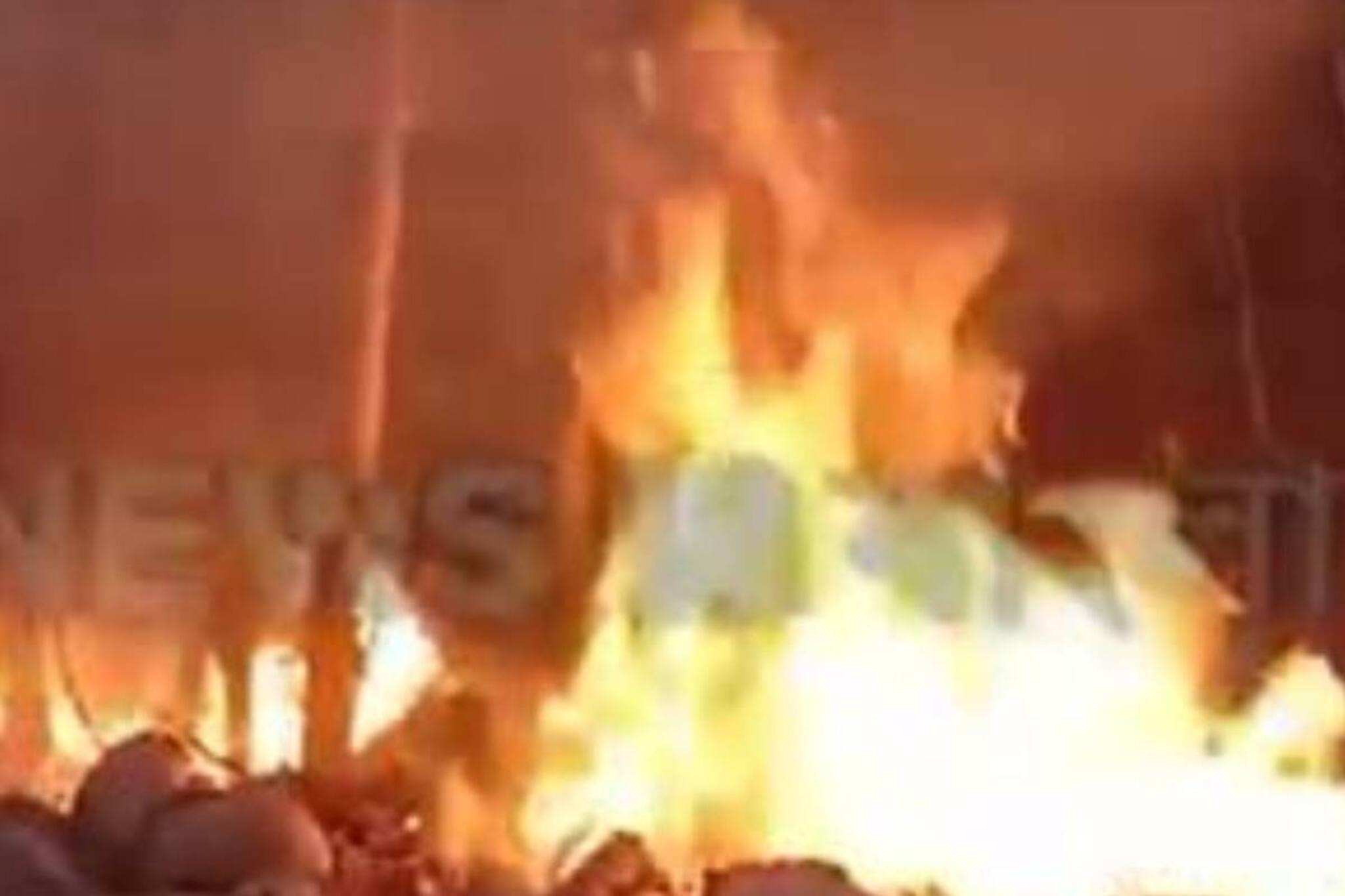 বালি স্টেশনের ৩ নম্বর প্ল্যাটফর্মের পাশে আগুন! ব্যাহত ট্রেন চলাচল