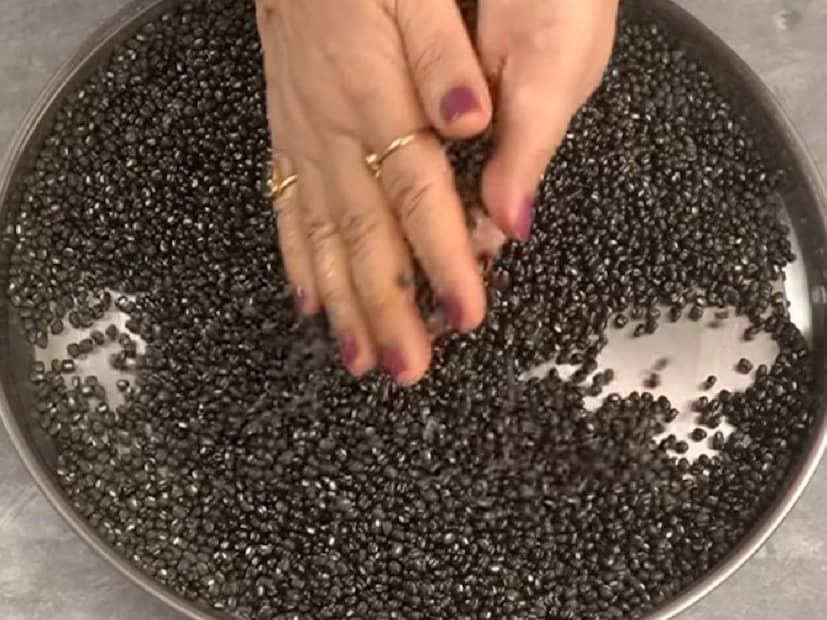 পোকার আক্রমণ থেকে ডালকে রক্ষা করতে চাইলে সরষের তেল ব্যবহার করুন। একটি প্লেটে ডাল নিন এবং আপনার হাতে কিছু সরষের তেল নিন। তার পর সেই ডালে তেল মাখিয়ে নিন। সেই তেলের প্রলেপ ডালকে ভাল রাখবে। বহু দিন পর্যন্ত তা নষ্ট হবে না।