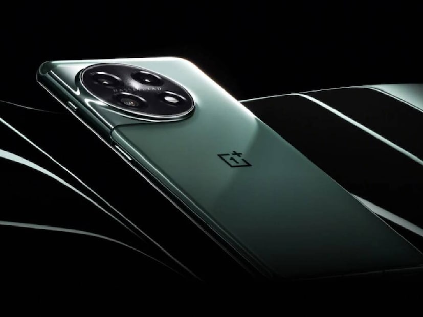 OnePlus 11: লঞ্চের সময়ই বলা হয়েছিল, OnePlus 11 স্মার্টফোন কিনলে টাকা জলে যাবে না। বর্তমানে দাম আরও কমেছে। এখন পাওয়া যাচ্ছে ৪৯,৯৯৯ টাকায়। এতে রয়েছে হাসেলব্লাড-টিউনড ক্যামেরা সেটআপ। 8 GB RAM এবং 128 GB ইন্টারনাল স্টোরেজ। Snapdragon 8 Gen 2 SoC দ্বারা চালিত। এতে প্রিমিয়াম গ্লাস-মেটা স্যান্ডউইচ বিল্ড রয়েছে।