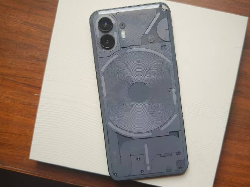 Nothing Phone (2): Nothing Phone (2)-কে ফ্ল্যাগশিপ ফোন বলা যায় না, তবে কোম্পানির জন্য এটা ফ্ল্যাগশিপ বটেই। Snapdragon 8+ Gen 1 SoC চালিত Nothing Phone (2) ভেরিয়েন্ট ৩৭,৯৯৯ টাকায় বিক্রি হচ্ছে। এর ডিজাইন বাজারের অন্যান্য স্মার্টফোনের তুলনায় সবচেয়ে স্মার্ট।