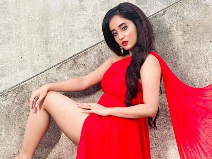 সেই পোস্টে লেখা, 'মনে কলুষতা রেখে মুখে মিষ্টি কথা বলা আমার দ্বারা হবে না'। অনেকেই মনে করছেন, মিঠাই ধারাবাহিকের কিছু সহকর্মীকে ইঙ্গিত করেই নাকি এই পোস্ট তাঁর। সত্যিই কি তাই? উত্তর এখনও অজানা।  