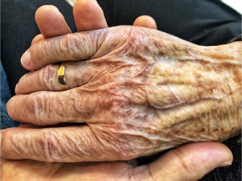 Parkinson's disease Symptoms: প্রতি বছর ১১ এপ্রিল বিশ্ব পার্কিনসন দিবস (Parkinson's disease) পালন করা হয়। এদিন সারা বিশ্বে পার্কিনসন রোগ সম্পর্কে সচেতনতা বৃদ্ধি, প্রতিরোধমূলক ব্যবস্থার প্রচার এবং সুস্থ হওয়ার পথ খোঁজার জন্য মানুষকে উদ্বুদ্ধ করার প্রচেষ্টা চলে। 