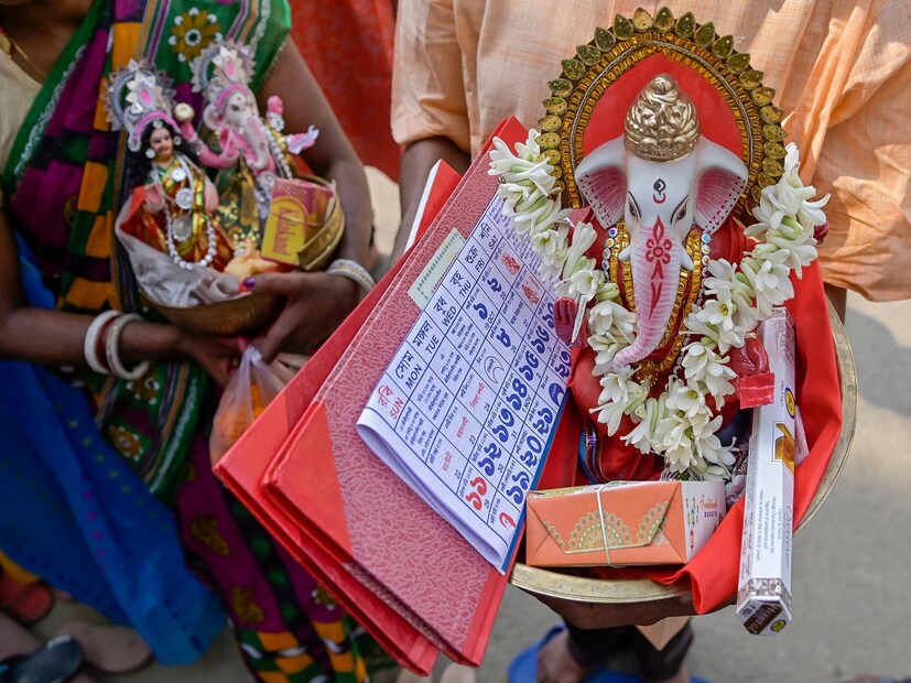*১৪ নাকি ১৫ এপ্রিল? এ বছর পয়লা বৈশাখ ঠিক কবে, তা নিয়ে চলছে জল্পনা। আদৌ সরকারি ছুটি কবে মিলবে, তা নিয়ে দ্বিধার শেষ নেই বাঙালির তথা রাজ্যবাসীর। তাই আর দেরি না করে আজই জেনে নিন বাংলা নতুন বছরের সূচনা কবে। সংগৃহীত ছবি। 