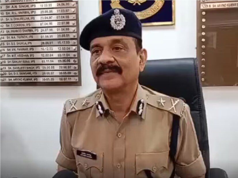 পুলিশ হোটেলে পৌঁছে গেলে গেট খুলে তারা চলে যায় দ্বিতীয় তলার ২০৪ নম্বর রুমে৷ সেখানে কিছু ছেলে-মেয়েকে ল্যাপটপে কাজ করতে দেখা গেছে এবং রাতে হেডফোন লাগিয়ে ইংরেজিতে কথা বলছে এরকম শোনা যেত৷  রুমে ৬ জন  ছেলে ও ১ জন মহিলা ল্যাপটপের সামনে বসে কানে হেডফোন লাগিয়ে ইংরেজিতে কথা বলছিল। চেয়ারে বসা অবস্থায় এই ছেলে মেয়েগুলিকে পুলিশ ধরে ফেলে। গ্রেফতার হওয়াদের মধ্যে রয়েছেন অভয় রাজাওয়াত, নীতেশ কুমার, দীপক থাপা, পারভেজ আলম, শ্বেতা ভারতী, রাজ কৈলাসকর এবং সুরেশ ওয়াসেল।