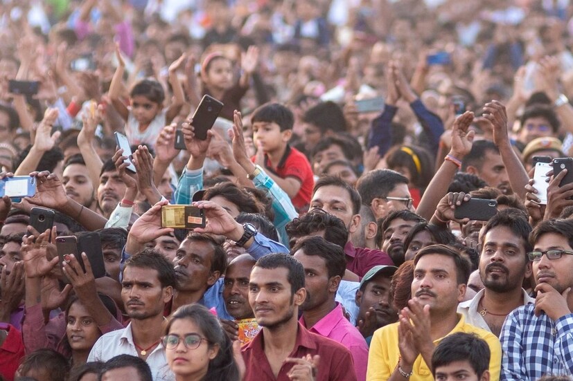 ফলে পৃথিবীর উপর হঠাৎ করে যদি ৮ বিলিয়ন মানুষ যদি তাও লাফাতে পারেন, তা হলেও বিশেষ কিছু ঘটবে না, সামান্য নড়বে পৃথিবী৷ আবার সকলে একসঙ্গে লাফ দিলে, আবার পৃথিবী ফিরে আসবে তার আগের অবস্থানে, বিশেষ করে কিছু হবে না৷ 