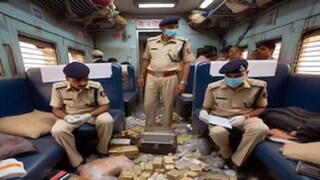 ইতিমধ্যেই উদ্ধার হয়েছে লক্ষ লক্ষ টাকার সোনা-রুপো আর নগদ! (Representative Image) ইতিমধ্যেই উদ্ধার হয়েছে লক্ষ লক্ষ টাকার সোনা-রুপো আর নগদ! (Representative Image)