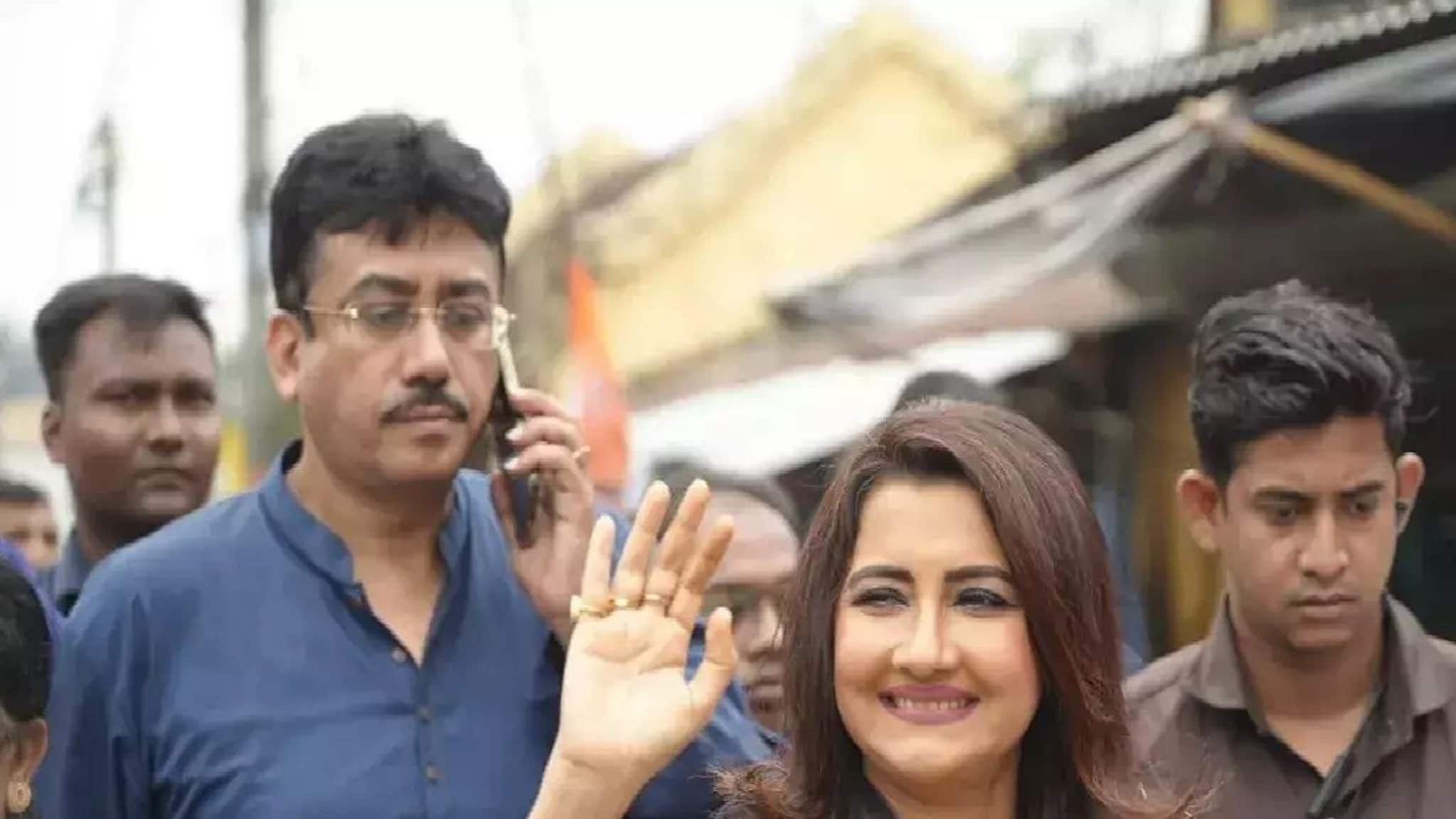 Lok Sabha Elections 2024: লোকাল ট্রেনে নির্বাচনী প্রচার সারলেন হুগলির তৃণমূল প্রার্থী রচনা বন্দ্যোপাধ্যায়