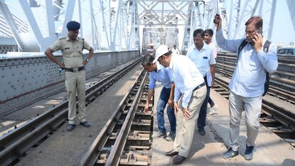 বালি ব্রিজে চলছে রেললাইন মেরামতির কাজ বালি ব্রিজে চলছে রেললাইন মেরামতির কাজ