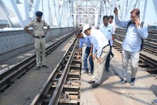 বালি ব্রিজে রেললাইন মেরামতির কাজ শুরু, সেতুতে ট্রেনের গতি নিয়ন্ত্রণ করা হচ্ছে