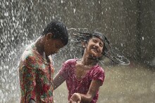 স্বস্তির বৃষ্টিতেই গরম কমবে কলকাতায়! কবে থেকে বৃষ্টির দাপট? আবার কি দাবদাহ ফিরবে