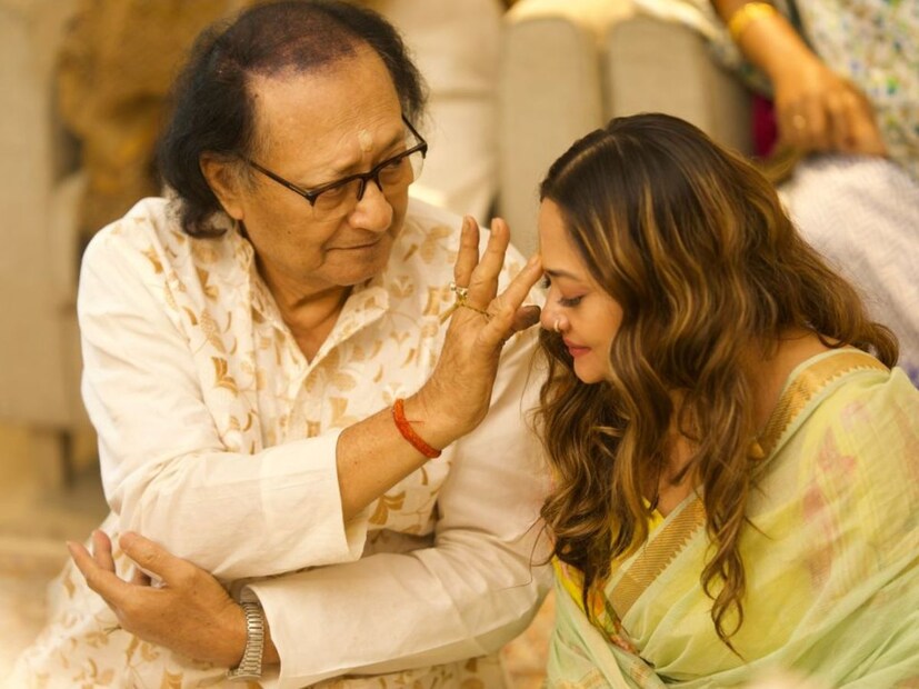 শুক্রবার বিকাল সাড়ে চারটেতে নিউটাউনের একটি বিলাসবহুল ব্যাঙ্কোয়েটে বিয়ে সারবেন অভিনেত্রী। প্রথাগত কার্ড নয় বরং ই-কার্ডের মাধ্যমেই অতিথিদের নিমন্ত্রণ জানিয়েছেন তিনি। (Picture Credit: birdlens Creation)