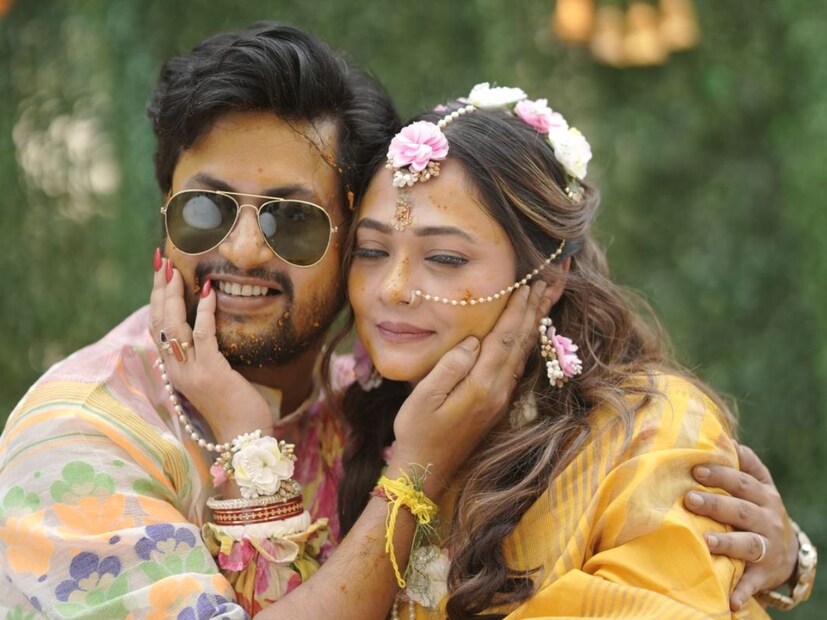 নান্দীমুখের পরই হল তাঁদের গায়েহলুদ। ভালবাসায় হলুদে মাখামাখি হলেন রূপাঞ্জনা-রাতুল। (Picture Credit: birdlens Creation)