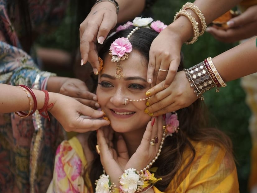 বৃহস্পতিবার থেকেই তিনি মেতে উঠেছেন বিয়ের নানা আচার অনুষ্ঠান নিয়ে। গতকাল রূপাঞ্জনার ছেলে রিয়ান তাঁকে ও রাতুলকে আইবুড়ো ভাত খাওয়ায়। অনুষ্ঠানে উপস্থিত ছিলেন তাঁদের কাছের বন্ধুরাও। (Picture Credit: birdlens Creation)