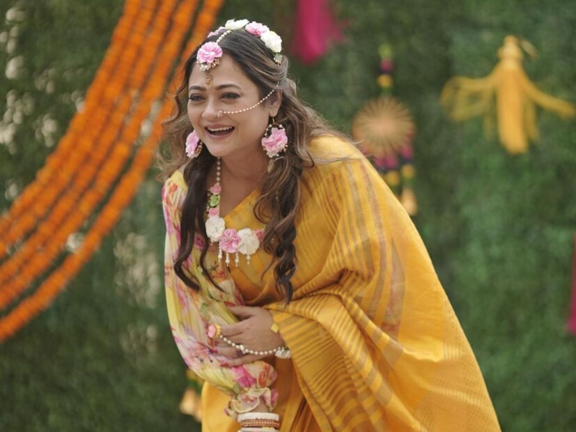 হাতে শাঁখা-পলা ও পরনে হলুদ রঙের শাড়ি ও ফ্লোরাল ব্লাউজে সেজে উঠেছিলেন রূপাঞ্জনা। অভিনেত্রী গয়না হিসাবে বেছে নিয়েছিলেন ফুলের সাজ। (Picture Credit: birdlens Creation)