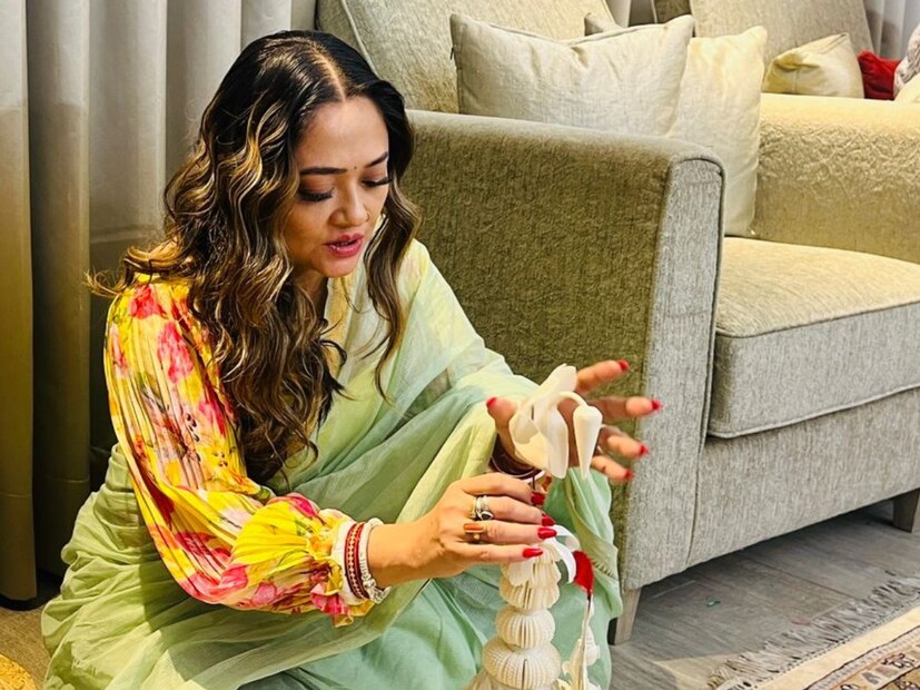 সকাল থেকেই শুরু হয়েছে বিয়ের নানান আচার অনুষ্ঠান। বৃহস্পতিবার অর্থাৎ গতকাল তাঁদের আইবুড়ো ভাত ছিল। ছেলে রিয়ানও ছিল সেই অনুষ্ঠানে। (Picture Credit: birdlens Creation)