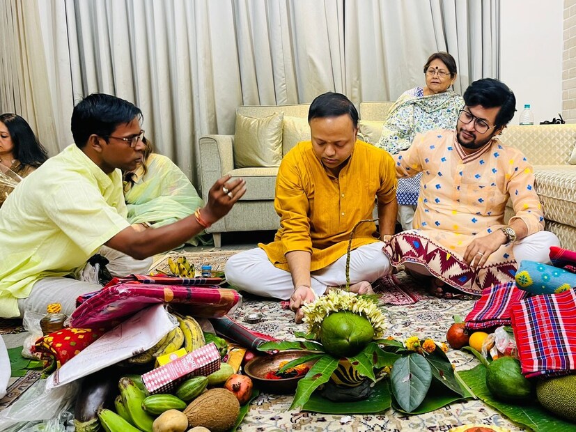 শুক্রবার সকাল থেকেও শুরু হয়েছে বিয়ের নানান রীতি। একদম সকাল সকাল সেরেছেন নান্দীমুখের (বৃদ্ধি) অনুষ্ঠান।  (Picture Credit: birdlens Creation)