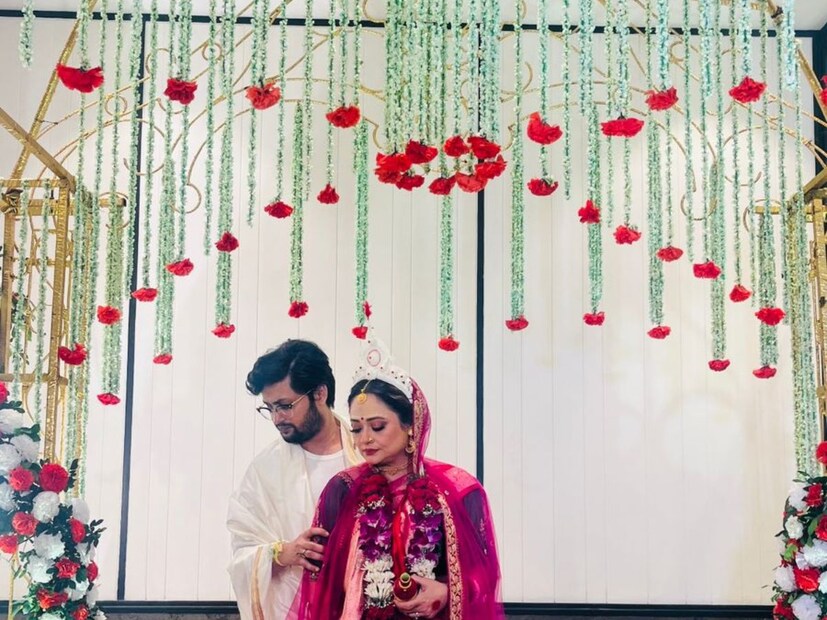 গোধূলি লগ্নে সাতপাকে বাঁধা পড়লেন রূপাঞ্জনা মিত্র ও রাতুল মুখোপাধ্যায়। শুক্রবার সন্ধ্যায় চার হাত এক হল তাঁদের। (Picture Credit: birdlens Creation)