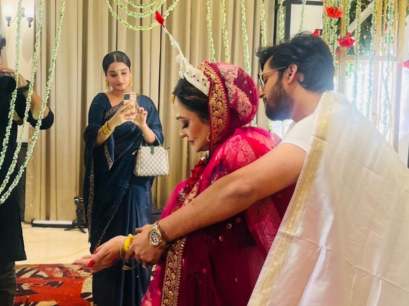 রূপাঞ্জনা-রাতুলের বিয়েতে হাজির ছিলেন ইন্ড্রাস্টির অনেকেই। উপস্থিত ছিলেন দেবাদৃতাও। (Picture Credit: birdlens Creation)