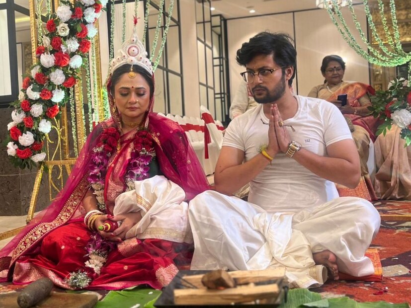 গত সপ্তাহে সাতপাকে বাঁধা পড়েছেন রূপাঞ্জনা মিত্র এবং রাতুল মুখোপাধ্যায়। নান্দীমুখ, গায়ে হলুদ, সমস্ত নিয়মরীতি মেনেই বিয়ে করেছেন বাংলার জনপ্রিয় অভিনেত্রী। সাড়ে ছ’বছরের সম্পর্ক বিয়ের পরিণতি পেল।