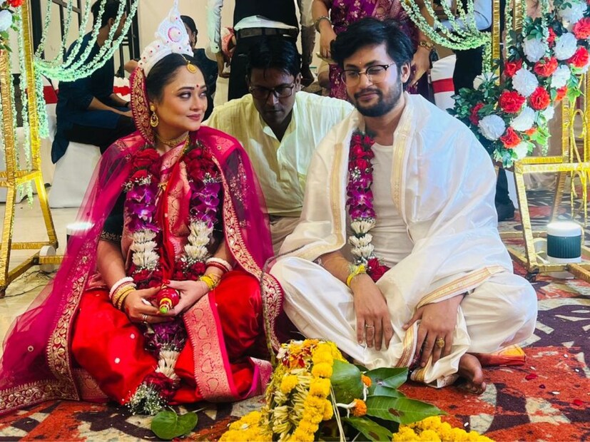 শুক্রবার সন্ধ্যায় আবার বিয়ের পিঁড়িতে বসলেন অভিনেত্রী। রূপাঞ্জনা তাঁর সাড়ে ছ’বছরের প্রেমিক রাতুলের হাত ধরে শুরু করলেন নতুন পথ চলা। (Picture Credit: birdlens Creation)