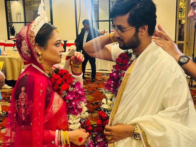 বিকাল সাড়ে চারটায় ছিল তাঁদের বিয়ের লগ্ন। হাতে শাঁখা-পলা, সঙ্গে মানাসই সোনার গয়না, পরনে লাল রঙের বেনারসি ও বটল গ্রীণ ব্লাউজে সেজে উঠেছিলেন রূপাঞ্জনা। অন্যদিকে, চিরাচরিত বর বেশে সেজে ছিলেন রাতুল। (Picture Credit: birdlens Creation)