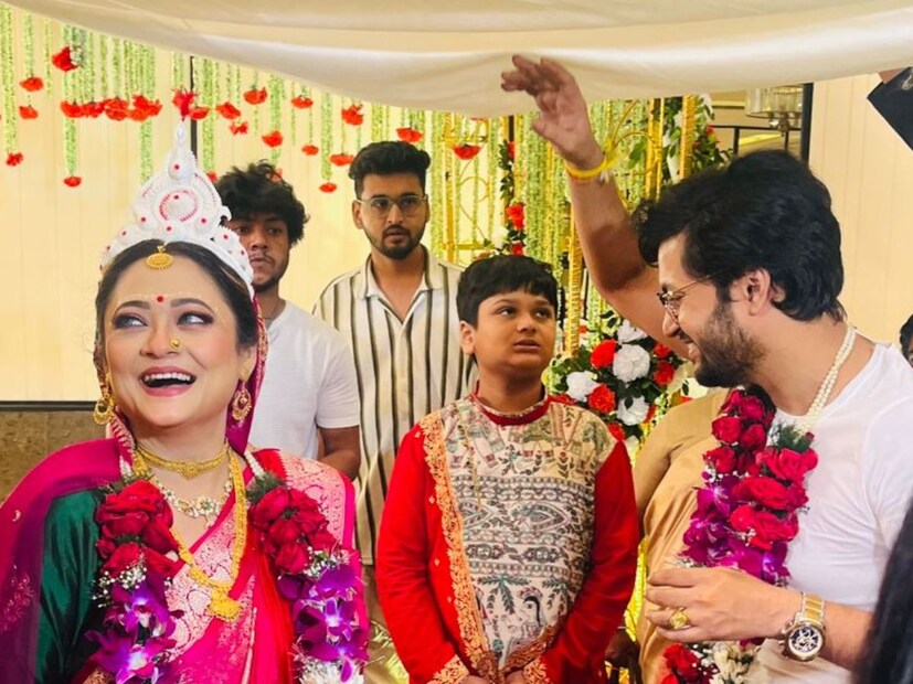 বৃহস্পতিবার ভাজা, ডাল , পোলাও, মাংস, মাছ, চাটনি, মিষ্টি সহযোগে তাঁরা সেরেছেন আইবুড়ো ভাতও। (Picture Credit: birdlens Creation)