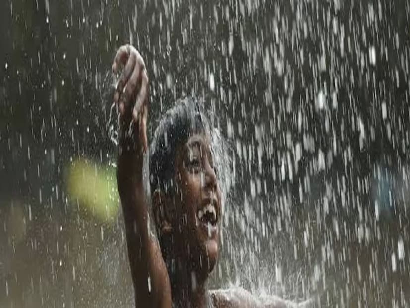 উত্তরবঙ্গে ভারী থেকে অতিভারী বৃষ্টি চলবে। উত্তরবঙ্গে ভারী বৃষ্টির সঙ্গে দমকা বাতাস। পার্বত্য এলাকা-সহ পাঁচ জেলায় ভারী বৃষ্টি চলবে। মালদহ ও দিনাজপুরে বজ্রবিদ্যুৎ-সহ বৃষ্টির পূর্বাভাস।
