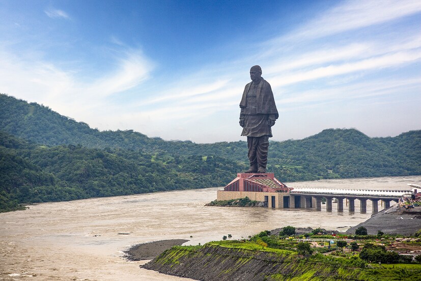 গুজরাত- গুজরাতের অর্থনৈতিক ল্যান্ডস্কেপ তার কৌশলগত অবস্থান এবং অগ্রগতি-চিন্তা নীতির প্রমাণ। রাজ্যের প্রায় ২০ ট্রিলিয়ন জিএসডিপি। রাজ্যের উপকূল শুধুমাত্র আন্তর্জাতিক বাণিজ্যের জন্য একটি গুরুত্বপূর্ণ গেটওয়ে নয় বরং এর সমৃদ্ধশালী পেট্রোকেমিক্যাল এবং ফার্মাসিউটিক্যাল সেক্টরে গুরুত্বপূর্ণ ভূমিকা নেয়।