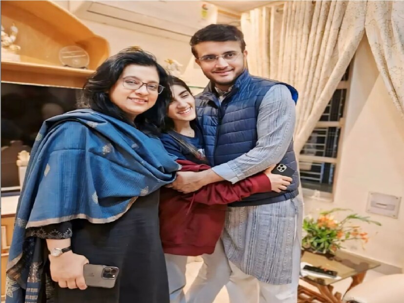 তাই তিনি নিজেই বলেন সানাকে অনেকবার বলা হয়েছে দেশে ফিরে আসতে এখানেও অনেক ভাল চাকরি রয়েছে৷ কিন্তু সেই সময়েই তিনি নিজেই বলে দেন, ও লন্ডন থেকে তখনই ফিরবে যদি ও নিজে মনে করে৷ Photo Courtesy- Instagram