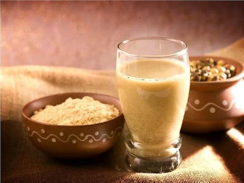 *গরমে চিকিৎসকরা পরামর্শ  দেন হালকা খাবার খাওয়ার। অধিক পরিমানে জল, ফল, ফলের রস অর্থাৎ পানীয় বেশী পরিমাণে গ্রহণ করারও পরামর্শ দেন। গরমের দিনে পেট ঠান্ডা রাখতে ও অনেকক্ষণ পেট ভরয়ে রাখতে মোক্ষম খাবার ছাতু। সংগৃহীত ছবি। 