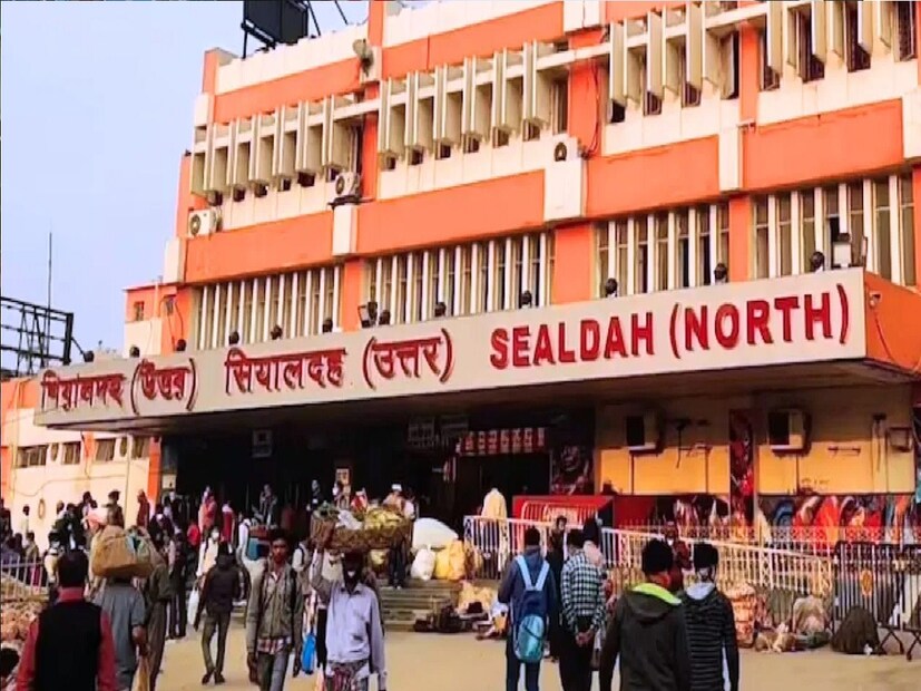 পূর্ব রেল সূত্রে জানা গিয়েছে, গত ফেব্রুয়ারি মাস থেকেই শিয়ালদহ স্টেশনের ১ থেকে ৫ নম্বর প্ল্যাটফর্ম সম্প্রসারণের কাজ চলছ৷ আগামিকাল থেকে তার চূড়ান্ত পর্যায়ের কাজ শুরু হবে৷ 