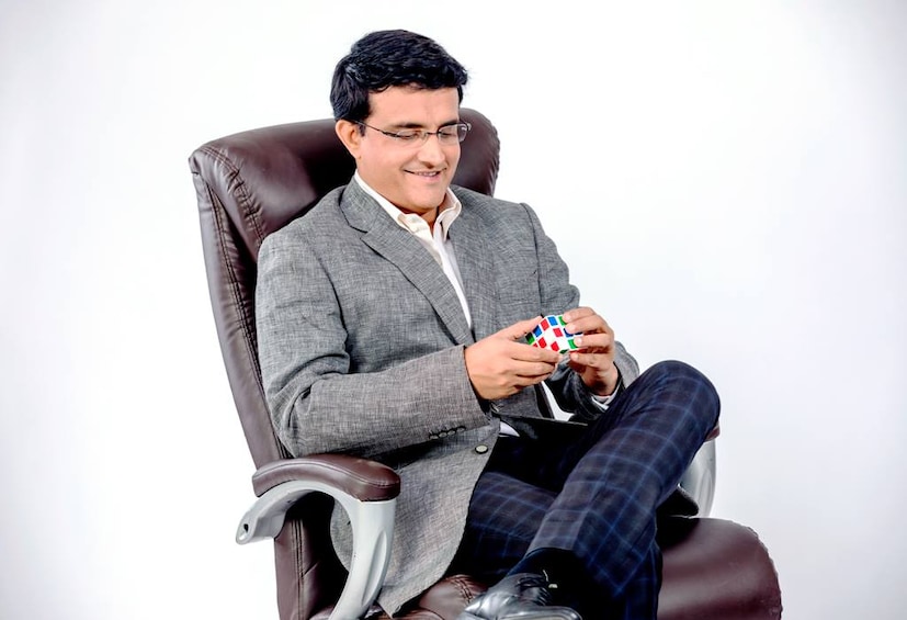 এক প্রতিযোগী সৌরভকে প্রশ্ন করেন, তাঁকে শপিংয়ে নিয়ে গেলে তিনি কোন ৩টি কিনতে পছন্দ করবেন? সেখানে দাদার উত্তর, ‘‘তুমি শুধু আমার জন্য একটাই জিনিস দেখো সেই শপিং মলের পাশে যেন একটা কফি শপ থাকে। আমি ওখানে বসে কফি খাব। তুমি শপিং করো।’’