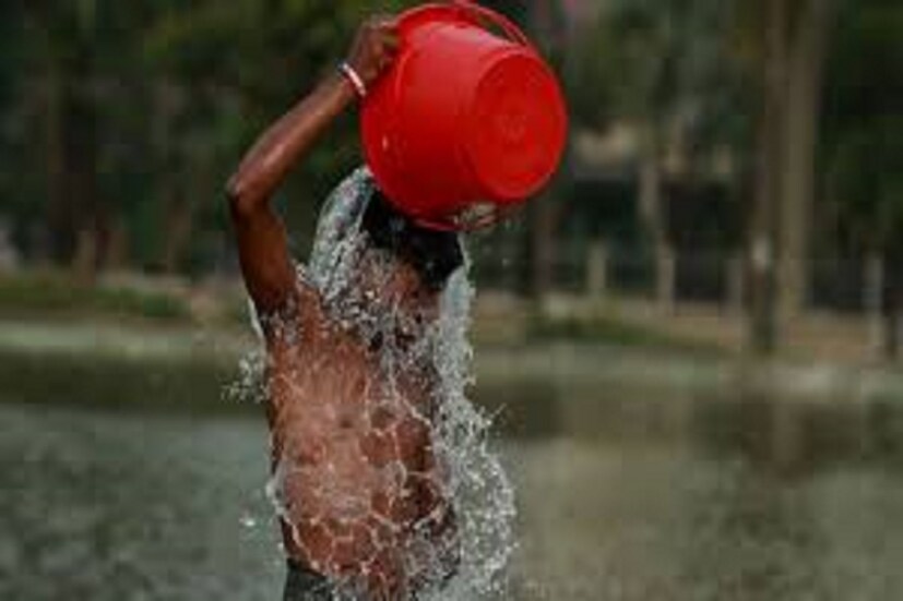 IMD Weather Report-Heatwave Alert: দক্ষিণবঙ্গে দাবদাহের সতর্কবার্তা। সকাল ১১টা থেকে বিকেল ৪টে পর্যন্ত রোদে না থাকার পরামর্শ আবহাওয়া দফতরের। আগামী ৩ দিনে তাপমাত্রা ২-৩ ডিগ্রি সেলসিয়াস বাড়তে পারে।