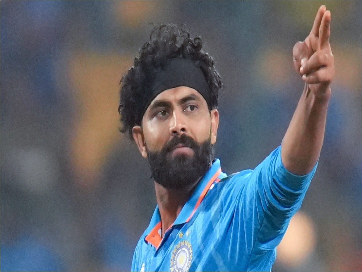 India’s Best Allroundersহার্দিক পান্ডিয়া (Hardik Pandya) রবীন্দ্র জাদেজা (Ravindra Jadeja) হার্দিক পান্ডিয়ার সঙ্গে রবীন্দ্র জাদেজার সিলেকশনও প্রায় নিশ্চিত৷ তিনি অলরাউন্ডার  হিসেবে দলের সিলেকশনে আসছেন৷ ব্যাট হাতে চাপের মধ্যে থাকলে জাদেজার মতো এক ক্রিকেটারকেই চাইবে টিম ইন্ডিয়া৷ পাশাপাশি বল হাতেও তিনি কার্যকরী ভূমিকা পালন করেন৷ Photo - Collected