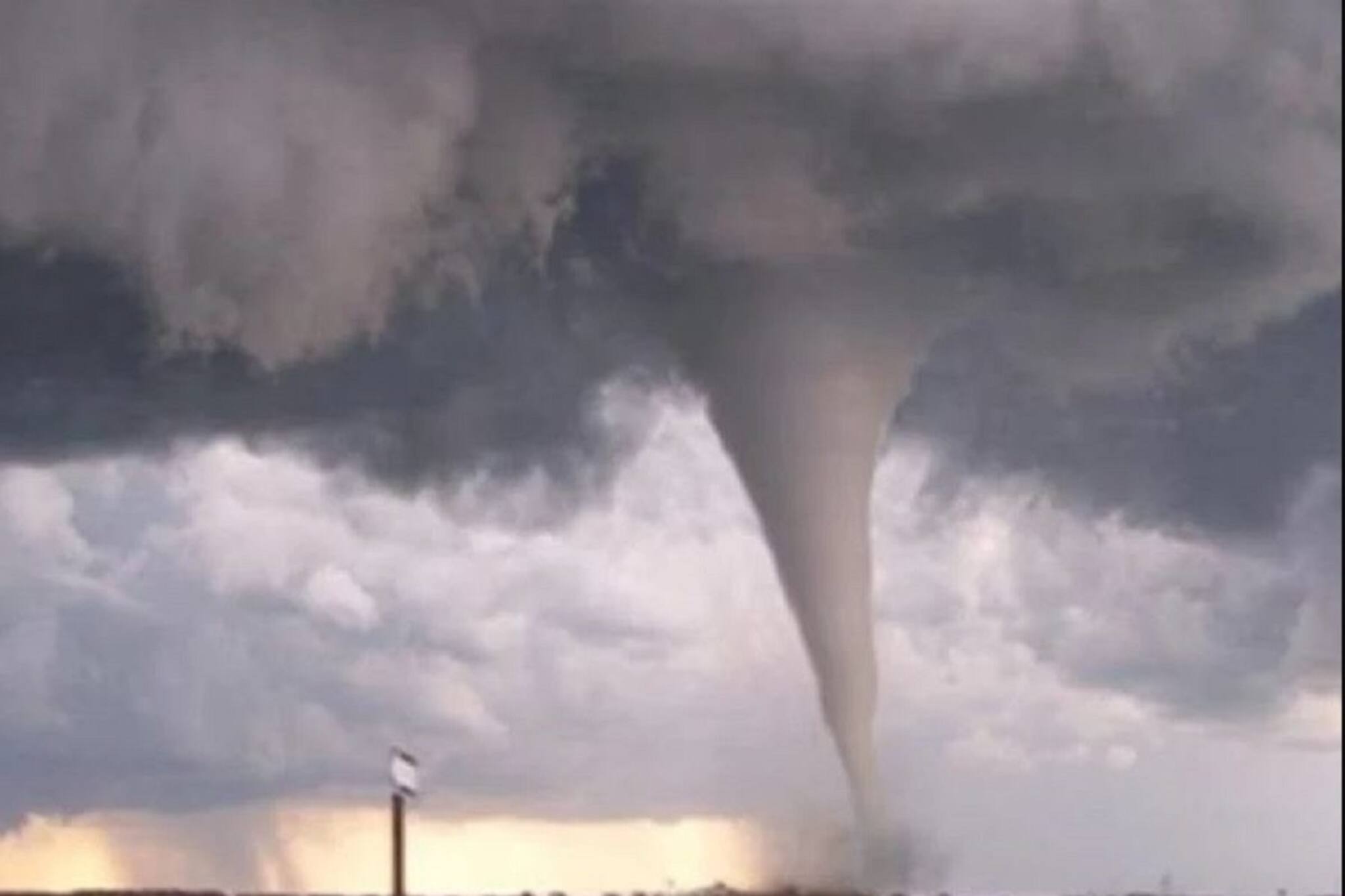 মিনি টর্নেডোর গ্রাসে উবে গেল আস্ত ট্রলার! নিখোঁজ ৯ মৎস্যজীবী, আতঙ্ক বঙ্গোপসাগরে!