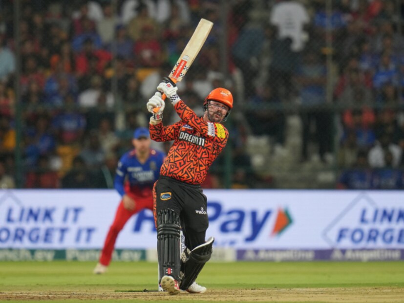 আইপিএলের নিজের স্বপ্নের ফর্ম রয়্যাল চ্যালেঞ্জার্সের বেঙ্গালুরুর বিরুদ্ধেও জারি রাখলেন অস্ট্রেলিয়ার তারকা ব্যাটার ট্রেভিস হেড। (Photo Courtesy- IPL X)