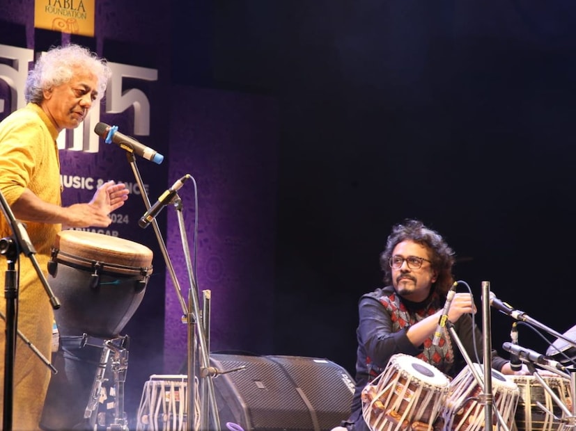 উস্তাদ তফিক কুরেশি এবং পন্ডিত বিক্রম ঘোষের ফিউশন-যুগলবন্দি ছিল এবারের অন্যতম আকর্ষণ। চারুকেশী রাগ শোনালেন তাঁরা। 