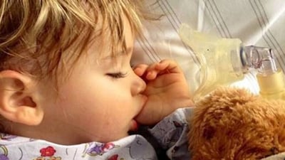 আপনার ছোট্ট বাচ্চা এতক্ষণ তার বাবা-মাকে সম্পূর্ণ রূপে পাচ্ছে। একদম শান্ত চারদিক। সবাই মিলে সারাদিনের ঝামেলা মাথা থেকে সরিয়ে কথা বলতে বসেছেন। তখন ছোট্ট কয়েকটি ভুলে ধ্বংস হতে পারে বাচ্চার মনোবল। তাই কয়েকটা কথা একেবারেই বলা উচিত নয়। সেগুলি কী?