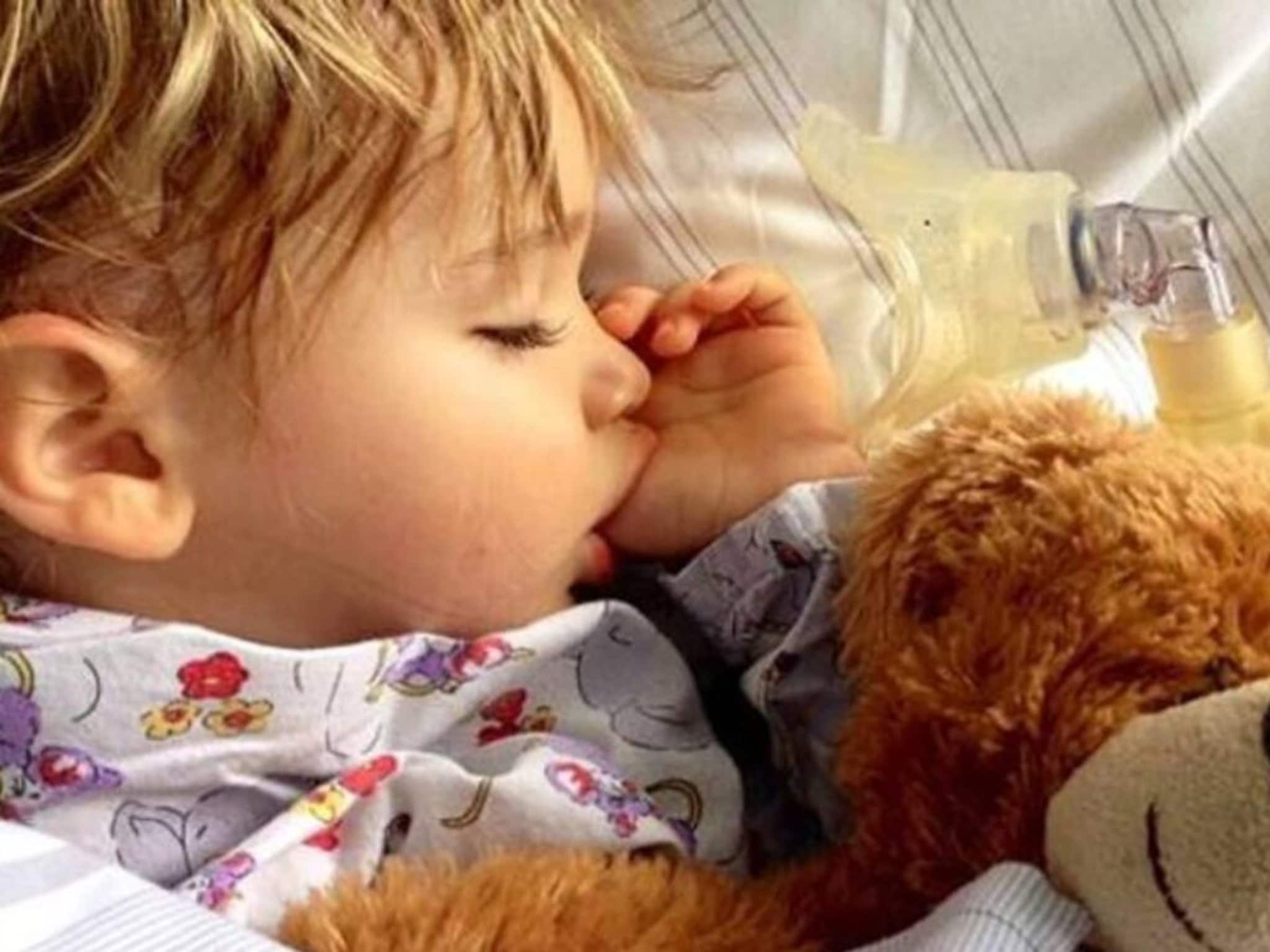 আঙুল চোষার অভ্যাসে চিন্তায় বাবা-মা? এই ঘরোয়া কৌশলেই হবে তুড়িতেই কাজ