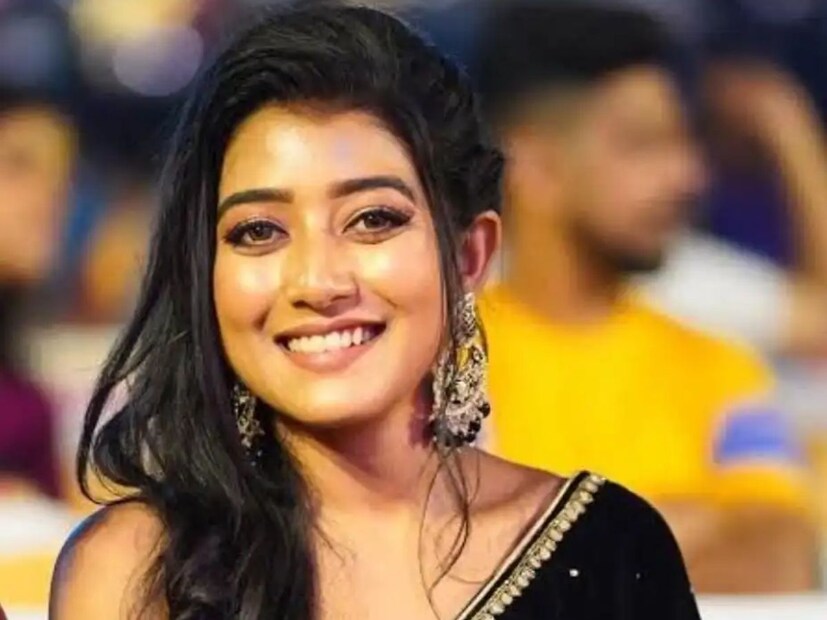 তার প্রশ্ন ছিল যদি কাজ না পাই তাহলে লকডাউনে সে কীভাবে সংসার চালাবে? তবে তার সেইদিন দেখতে হয়নি। বাবা মা আর তাঁর লড়াই তাঁকে সাফল্য এনে দিয়েছিল। আর এই সাফল্য আজ তাঁকে করে তুলেছে সকলের রাই।