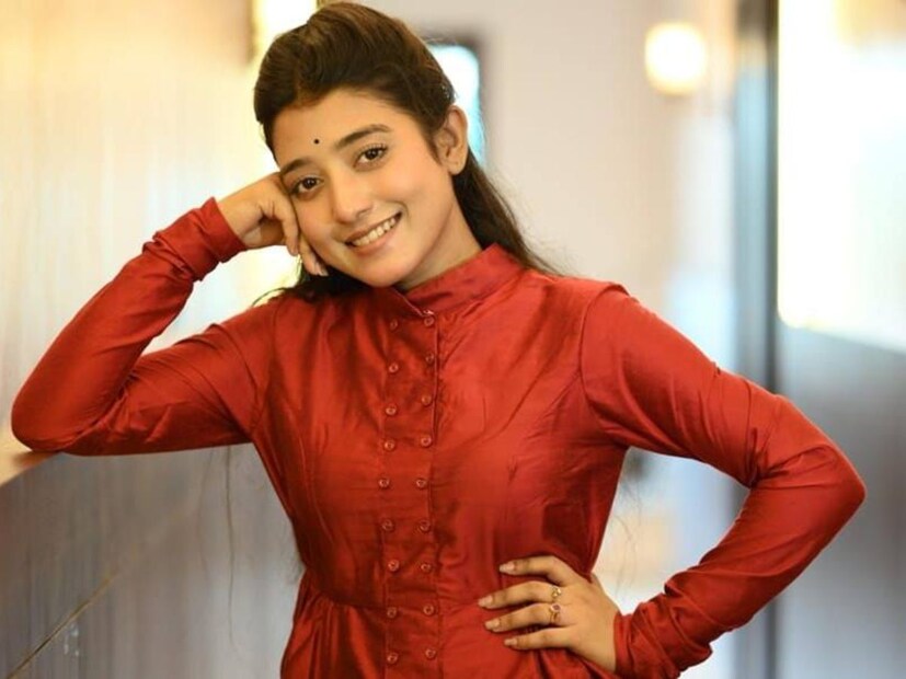 এইমুহূর্তে বাংলা টেলিভিশনের অন্যতম পরিচিত মুখ আরাত্রিকা মাইতি। ‘মিতুল মা’ থেকে রাই হওয়ার সফর এক পলকে পার করেছেন তিনি। খেলনা বাড়ি শেষ হওয়ার পরেই শুরু হয়েছে তার নতুন মেগা ‘মিঠিঝোরা’।